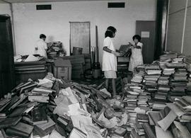 Fotografia | "Dunas" de livros no prédio da Expansão